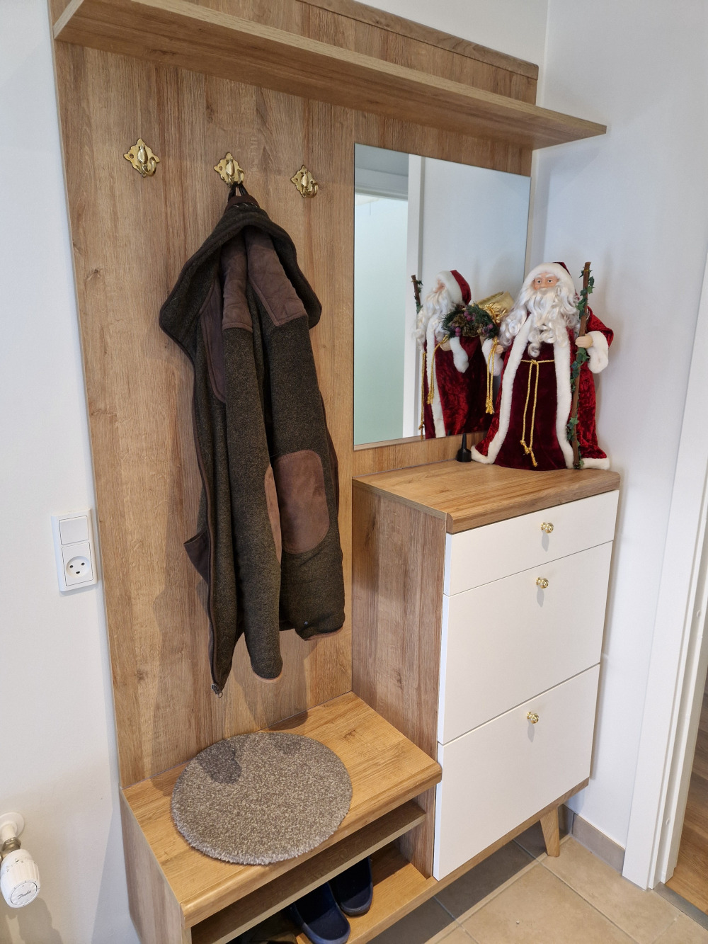 Hallmöbel med förvaring och spegel