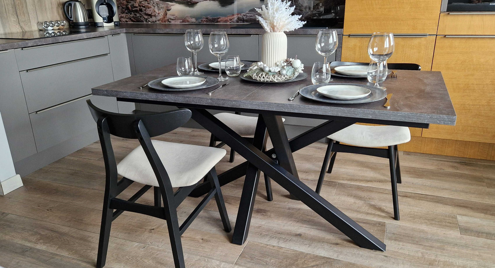 Matbord med iläggsskiva