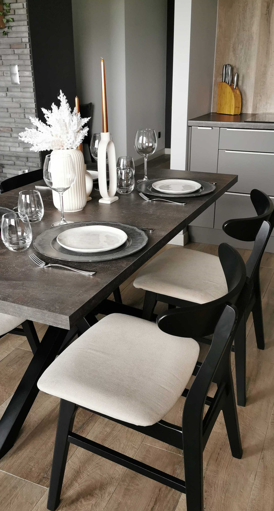 Matbord med iläggsskiva