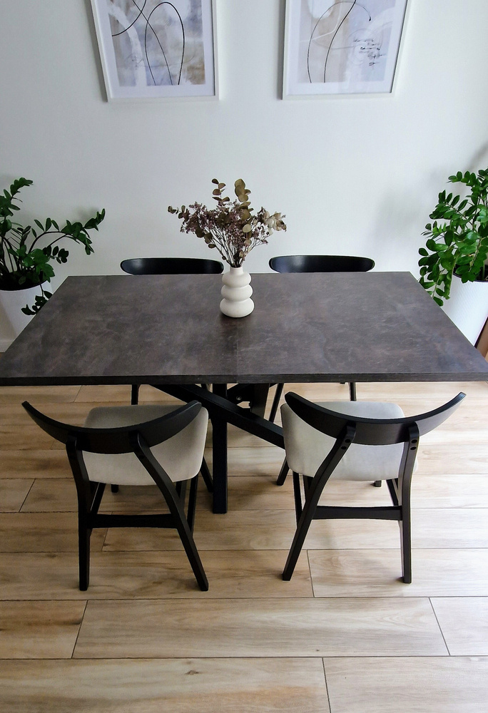 Matbord med iläggsskiva