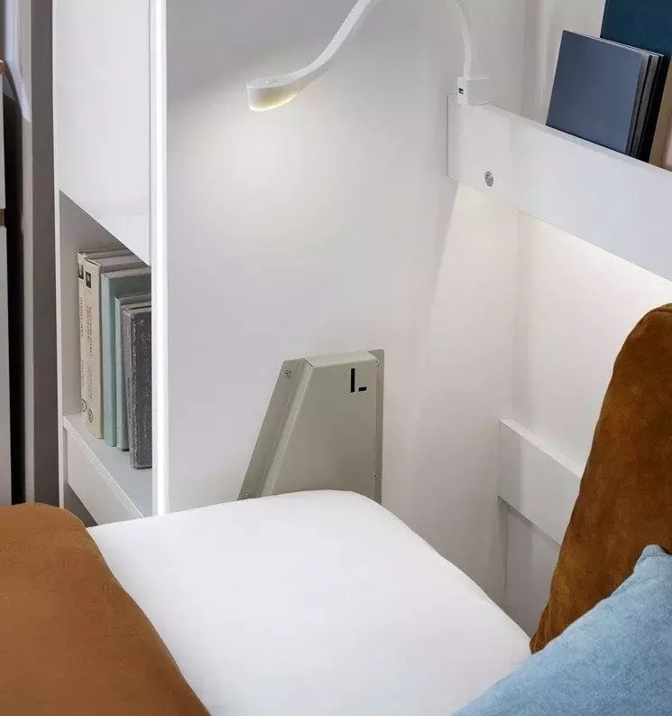 Sängskåp med bokhyllor 140x200 vit matt Bed Concept BC-01