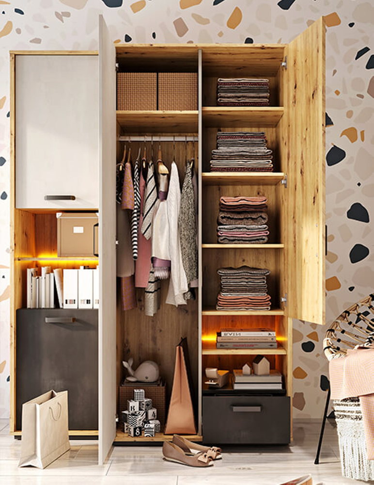 Rymlig garderob med skjutdörrar SIMI