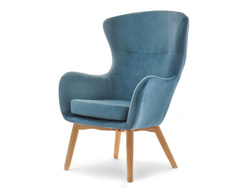 Fåtölj i turkos velour med ben i bok LETA