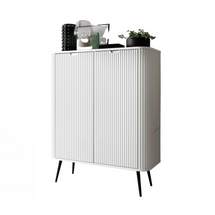 Hög, räfflad byrå till vardagsrummet, färg vit CALMA